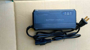 Sạc xe điện 48V-20AH tự ngắt tadaka mới 100% sử dụng cho xe điện 133S Pega Zomer Vespa..sử dụng 4 bình ắc quy 48V-20AH
