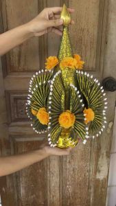 บายศรีพรหมผ้าตาดสีเขียวสอดดิ้นทองมี 3 ขนาด จำหน่ายเป็นคู่