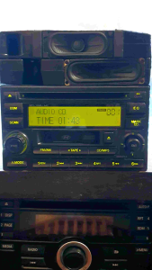 Máy phát nhạc liền Amply xe Santafe 2004 05 2006 07. Tính năng Cd.mp3/ Tape/Aux 3.5 / Radio Fm Am.