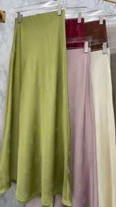 🇰🇷New!! Satin Skirt รีดเพชรลายโบว์วิ๊งๆวับๆ พริ้วสวยมากก..ซิบข้าง ผ้าเนื้อดี มีน้ำหนัก ทิ้งตัวสวยใส่แล้วผอมเพรียว… Code i31253 Free Size : Waist 26-33” Hip free-52” Length 38”