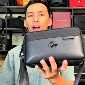 Tas Selempang Pria Multifungsi & Serbaguna - Tas Handbag Garden Menggunakan Bahan Polyester Filament | Bisa Muat Gadget Powerbank Dompet Uang Kunci Kartu Identitas Serta Barang Kecil Lainnya