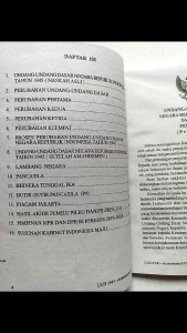 Buku Undang Undang 1945 Terbaru Lengkap Amendemen 1 2 3 4 Untuk Pelajaran Dan Umum
