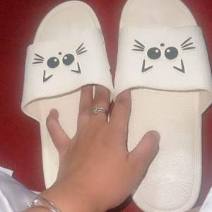 Sendal slop karet wanita bahan empuk karakter kucing terlaris
