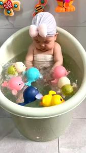 Đồ chơi nhà tắm chạy bằng cót dễ thương giúp bé thích thú hơn khi tắm