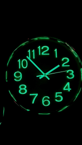 Jam dinding glow in the dark angka timbul 30cm sweep silent