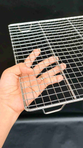 Vỉ nướng caro có chân dùng lò Sanaky. Nhận làm vỉ theo yêu cầu (inox 304)