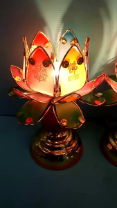 เชิงเทียนดอกบัวเเบบเสียบปลั๊กขนาดสูง8.5นิ้วราตาคู่ละ480บ. หลอดไฟเปลี่ยนได้แบบหัวเกลียว  ขนาด16*16*28ซม.