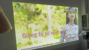 Máy chiếu siêu gần Epson EB-685WT có chức năng tương tác và cảm ứng chuột