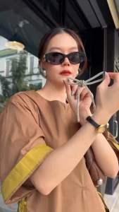 เดรสยาวแต่งเฉดสี2โทน มีสายให้ร้อย2ข้างเอวให้ดูเข้ารูปได้ตามต้องการ พร้อมเข็มกลัดโบว์เพชร5ชิ้น Tage::Mirror Sister