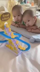 Đồ chơi vịt leo cầu thang cầu trượt với âm thanh vui nhộn kèm đèn nháy đẹp mắt. Bộ đồ chơi cho bé giải trí