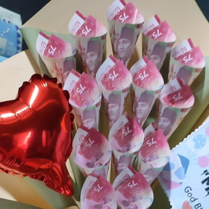 Kinovsyashop - BUCKET UANG MAINAN BENTUK BUNGA KUNCUP PLUS BALON LOVE FOIL