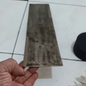 potong rumput panjang 38x7cm lubang 1 inci 4 mata pisau bisa dibalik mudah diasah Bahan baja seperti di foto produk.. Bahan lebar 12cm .. Dipotong kanan kiri mnjadi 8 sampai 9cm .. Untuk memastikan produk aman dari retak. Proses lubang⭕ dengan bubut..
