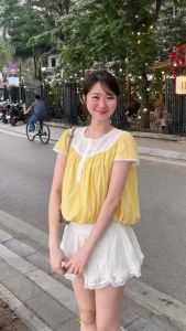Áo kiểu nữ chất Gió Nhăn - Thiết kế form bí ngô phối ren tay hến cài nút cổ tròn xinh xắn
