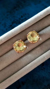 ✨ ต่างหูเลม่อนควอทซ์ ( Lemon Quartz ) 🍋 พลอยทรงกลม ตัวเรือนเงินเเท้ 925 สี Rose Gold เนื้อสีเหลืองสดใสเป็นสีที่ดูกี่ครั้งก็ Happy มากกกก ใส่แล้วรู้สึกสดใสขึ้นทันทีเลย  🍋 ขนาดพลอย Lemon Quartz 9 mm.   🌿 เรือนเงินเเท้ สีโรสโกลด์  🎥 มี VDO ให้ชมครับ