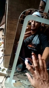 Cermin Layar Sentuh Persegi Wastafel Kamar Mandi Gantung Dinding