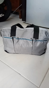 Tas handle wanita preloved size 303x20bahan parasut kondisi badan tas masih kokoh sudut aman furing bersih resleting berfungsi kepala zipper masih utuh tali handlenya masih ok.minusnya badan tas perlu dibersihkan utk detail nya mohon chat dahulu