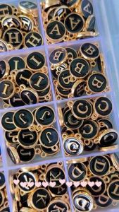 (5 ขิ้น) จี้ตัวอักษรภาษาอังกฤษ A-Z ดำทอง