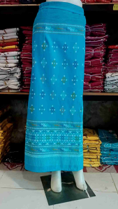 ผ้าถุง มีสายผูก ซึ่งเย็บแล้ว พิมพ์ลาย จะผอม จะอวบก็ใส่ได้ สำหรับคนพนัน สายพันเอว