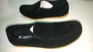 sepatu santai pria bahan buk hitam polos sol karet mentah ringan kuat awet anti licin