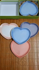 TÁCH LẺ 1 đĩa trái tim màu sắc cầu vồng pastel 23cm Le Creuset
