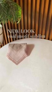HIJAB VOAL MOTIF SUBLIM JILBAB SEGI EMPAT MOTIF STANDAR 110x110 KODE ISYANA