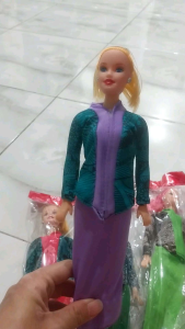 MAINAN ANAK BERBIE KEBAYA LUCU LENGKAP SEPATU DAN ANTING