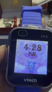 Đồng hồ nam nữ hiệu VTECH KIDIZOOM đồng hồ trẻ em thông minhquay và chụp ảnh với 2 camerachơi các trò chơi có sẵn trên máysản phẩm hàng đã qua sử dụng pin chờ cả tháng(pin sử dụng không rõ) sạc bằng cáp micro USBcó xước nhẹ