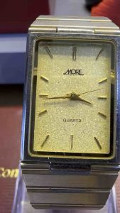 Đồng hồ namnữ hiệu MORE QUARTZdáng tank size 225x29mm mặt vàng cát kim cọc vàngdây thép demi vàng mắt dây siêu đẹpkhóa thông minh điều chỉnh tuỳ theo tay người dùngForm vừa dùng cho nam tay nhỏ hoặc nữ hình thức sản phẩm có mòn nhẹ