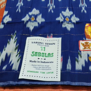 Sarung tenun SEBELAS