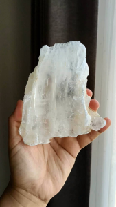 ✨ เซเลไนต์ แผ่นใส สวย ชิ้นขนาดใหญ่ และหนา 🌟 เนื้อค่อนข้างใส วิ้งๆ วางประดับบ้านได้ / 911 กรัม.