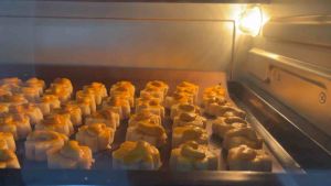 คุกกี้สิงคโปร์ สูตรแป้งละเอียด เพิ่มเม็ดมะม่วงหิมพานสับในเนื้อคุกกี้ 25 ชิ้น ไม่แข็ง หอมอร่อย