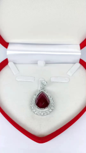 จี้เงินแท้หยดน้ำสีแดงทับทิมชาตั้มล้อมเพชรสวิสขาว  ตัวเรือนเงินแท้ชุปทองคำขาว  สีแดงทับทิมชาตั้ม  ล้อมเพชรขาวcz  ขนาด3x4cm