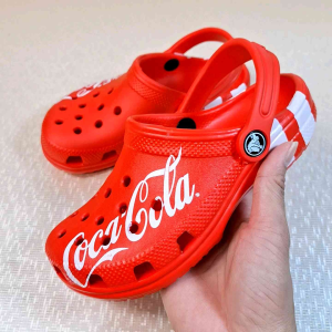 Sandal Crocs Anak Anak / Crocs Sandal Karakter Coca Cola / New 2023 Coca-Cola Joint Outdoor Shawan Shoes Crocs