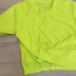 Áo croptop xoắn eo sang chảnh nhiều màu Áo croptop tay ngắn xoắn eo chất thun mềm mịn