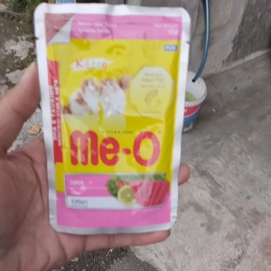 me o pouch wet food makanan kucing basah untuj anak kucing kemasan 80gram
