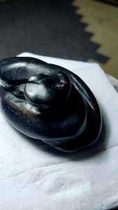 Patung batu ular asli warna hitam legam istimewa