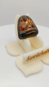 ​C068​ พระปิดตา​ ​หลวงพ่อแก้ว  วัดเครือวัลย์เนื้อผงคลุกรัก ขนาด 2.0x2.0​ cm.