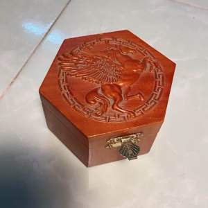 Hộp đựng nữ trang hay con dấu bằng gỗ hình lục giác 11 cm