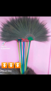 ไม้กวาดดอกหญ้าด้ามพลาสติก