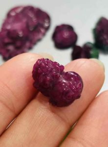 Mặt charm đá hồ ly tỳ hưu túi tiền cỏ 4 lá đá ruby Thái hồng xanh thiên nhiên làm mặt dây chuyền vòng tay may mắn
