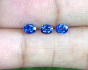 พลอยไพลินสีน้ำเงินทรงวงรี จำนวน 3 ชิ้น 💙 รวม 0.65 กะรัต (4x3 มม.) 3 pieces Blue Sapphire Ovals 💙 0.65cts total (4x3mm).