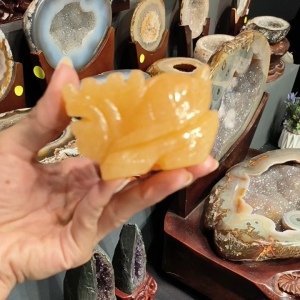 topaz hand craved dragon turtle H: 4.5cm W: 7.5x4cm Weight: 0.24kg🔮7.5cm 天然黄玉龙龟 +🆓底座 龙龟高: 4.5cm 宽: 7.5x4cm 净重: 0.24kg 含底座高: 9cm 底座宽: 9cm 总重: 0.4kg