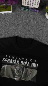 KAOS SENJATAKU SEBATAS DOA IBU by MarkasKaos.id / Kaos Kata Kata / Kaos Keren / Kaos Distro Premium / Kaos Pekerja Keras / Kaos Profesi Keren / Kaos Pria Wanita / Kaos Cotton Combed 24s