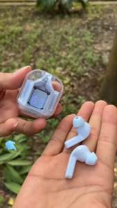 Tai nghe không dây với pin dung lượng lớn | - Thiết kế hiện đại | - Đèn hiển thị pin | - Chức năng sạc không dây | - Sử dụng tiện lợi mọi lúc mọi nơi | - Phù hợp cho nghe nhạc và chơi game