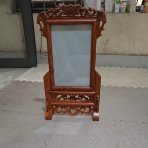 Khung ảnh gỗ chạm khắc tinh xảo màu nâu với mặt kính trắng phù hợp trưng bày trong phòng khách hoặc văn phòng.
