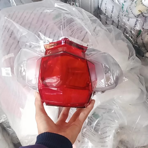 Stoplamp Reflektor Mika Lampu Belakang Supra X 125 FI\\n\\n Mengenal Stoplamp Reflektor Mika Supra X 125 FI\\n\\nStoplamp reflektor mika adalah komponen penting dari lampu belakang Supra X 125 FI yang berfungsi sebagai penanda keberadaan motor ketika dilihat dari belakang. Dengan memahami fungsi dan manfaat dari stoplamp reflektor mika ini, Anda dapat memastikan bahwa motor Anda tetap aman dan terlihat dengan jelas di jalan raya.\\n\\n Fungsi dan Manfaat Reflektor Mika pada Lampu Belakang\\n\\nReflektor mika pada lampu belakang Supra X 125 FI memiliki fungsi utama sebagai penanda keberadaan motor ketika dilihat dari belakang. Hal ini sangat penting untuk keselamatan pengendara dan pengguna jalan lainnya.\\n\\nBeberapa manfaat reflektor mika pada lampu belakang Supra X 125 FI antara lain:\\n\\n- Memastikan motor dapat terlihat dengan jelas oleh pengguna jalan lainnya, terutama di malam hari atau kondisi kurang cahaya.\\n- Menjadi penanda perubahan arah atau pengereman motor, sehingga pengguna jalan lain dapat bereaksi lebih cepat.\\n- Memberikan kesan elegan dan modern pada desain motor.\\n\\n Spesifikasi Teknis Reflektor Mika Stoplamp Supra X 125 FI\\n\\nBerikut ini adalah spesifikasi teknis stoplamp reflektor mika Supra X 125 FI yang perlu Anda ketahui:\\n\\n- Ukuran: Sesuai dengan standar pabrikan\\n- Material: Mika berkualitas tinggi\\n- Warna: Biasanya berwarna merah atau kuning\\n- Konektivitas: Dilengkapi dengan konektor yang sesuai dengan sistem lampu belakang Supra X 125 FI\\n\\n Cara Memilih dan Mengganti Reflektor Mika Stoplamp Supra X 125 FI\\n\\nMemilih dan mengganti reflektor mika stoplamp Supra X 125 FI dapat menjadi tugas yang cukup mudah jika Anda mengikuti langkah-langkah berikut ini.\\n\\n Tips Memilih Reflektor Mika yang Tepat untuk Motor Anda\\n\\nUntuk memastikan bahwa Anda memilih reflektor mika yang tepat untuk motor Supra X 125 FI Anda, ikuti beberapa tips berikut ini:\\n\\n- Pastikan ukuran reflektor mika sesuai dengan standar pabrikan Supra X 125 FI.\\n- Pilih material mika yang berkualitas tinggi untuk menjamin keawetan dan keamanan.\\n- Perhatikan warna reflektor mika, biasanya berwarna merah atau kuning.\\n- Cek konektivitas reflektor mika untuk memastikan kompatibilitas dengan sistem lampu belakang Supra X 125 FI.\\n\\n Langkah-langkah Ganti Reflektor Mika Stoplamp Supra X 125 FI\\n\\nBerikut ini adalah langkah-langkah yang perlu Anda lakukan untuk mengganti reflektor mika stoplamp Supra X 125 FI:\\n\\n1. Matikan mesin motor dan cabut kunci kontak.\\n2. Cabut konektor dari reflektor mika lama.\\n3. Angkat reflektor mika lama dan lepaskan dari tempatnya.\\n4. Pasang reflektor mika baru pada tempat yang sama.\\n5. Hubungkan kembali konektor ke reflektor mika baru.\\n6. Nyalakan kembali mesin motor dan periksa apakah reflektor mika baru bekerja dengan baik.\\n\\n Perawatan dan Perbaikan Reflektor Mika Stoplamp Supra X 125 FI\\n\\nAgar reflektor mika stoplamp Supra X 125 FI tetap berfungsi dengan baik dan tahan lama, Anda perlu melakukan perawatan dan perbaikan secara berkala.\\n\\n Cara Membersihkan dan Merawat Reflektor Mika Stoplamp Supra X 125 FI\\n\\nBerikut ini adalah cara membersihkan dan merawat reflektor mika stoplamp Supra X 125 FI:\\n\\n1. Bersihkan permukaan reflektor mika dari kotoran atau debu menggunakan kain lembut yang basah.\\n2. Periksa kondisi reflektor mika untuk mengetahui adanya kerusakan atau retak.\\n3. Jika ditemukan kerusakan, segera ganti reflektor mika dengan yang baru.\\n4. Pastikan konektivitas reflektor mika tetap terhubung dengan baik.\\n\\n Solusi Masalah pada Reflektor Mika Stoplamp Supra X 125 FI\\n\\nBerikut ini adalah beberapa solusi masalah yang mungkin terjadi pada reflektor mika stoplamp Supra X 125 FI:\\n\\n- Jika reflektor mika tidak menyala, cek apakah konektivitas masih terhubung dengan baik.\\n- Jika reflektor mika retak atau rusak, segera ganti dengan yang baru.\\n- Jika reflektor mika kotor, bersihkan menggunakan kain lembut yang basah.\\n\\nDengan memahami fungsi, manfaat, spesifikasi teknis, cara memilih dan mengganti, serta perawatan dan perbaikan reflektor mika stoplamp Supra X 125 FI, Anda dapat memastikan bahwa motor Anda tetap aman dan terlihat dengan jelas di jalan raya. Ingatlah untuk selalu menjaga keselamatan dan keamanan saat berkendara.\n}