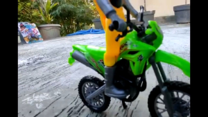 MAINAN ANAK MOTOR TRAIL LENGKAP BONUS 2 BAN DAN OBENG JUGA GIRBOX