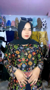 Gamis Hikmah Bunga Belah Tengah: Desain & Bahan