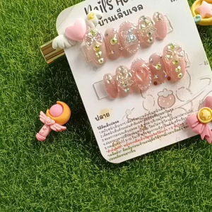 เล็บเจลสีชมพูลูกแก้วแต่งอะไหล่ฟรุ้งฟริ้งทรงอัลมอนด์ยาวกลาง