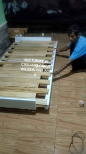 Tempat Tidur Kayu Sorong: Kelebihan & Fungsi